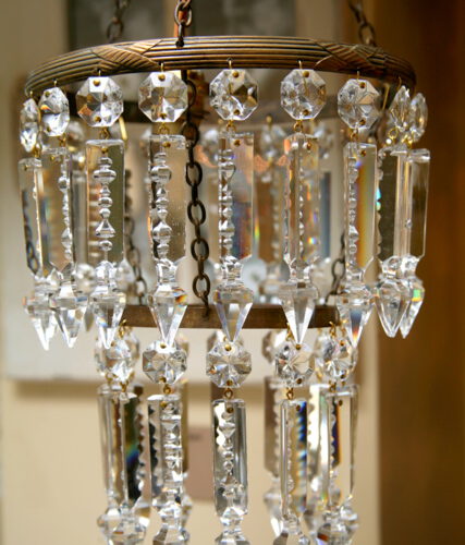 This is a very sparkly small waterfall chandelier dressed with Albert drops and dating from around the 1920’s. 7″ diameter x 10″ drop (excluding chain so can be made longer).